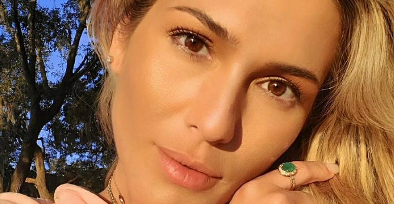 De biquíni, Lívia Andrade posa rodeada por gaivotas e web reage: ”Todos comem na sua mão!”