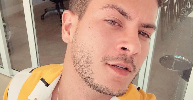Descamisado, Arthur Aguiar ostenta boa forma e leva fãs à loucura: ”Casa comigo?”