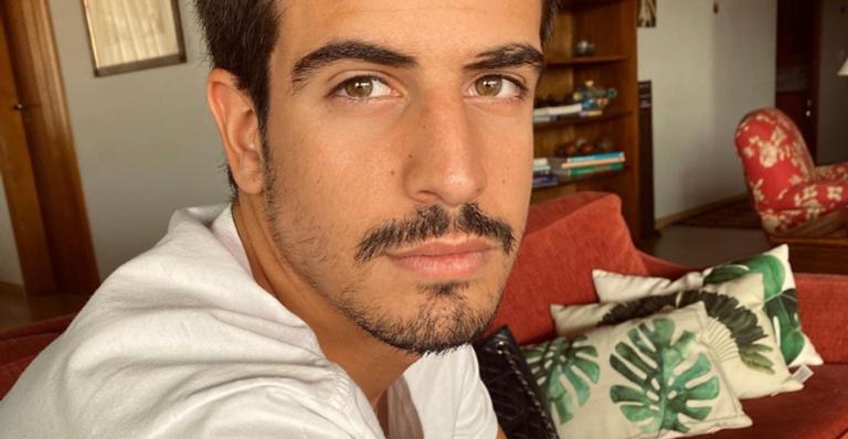 Nas redes sociais, Enzo Celulari publica cliques rodeado por seus cachorros e explode o fofurômetro