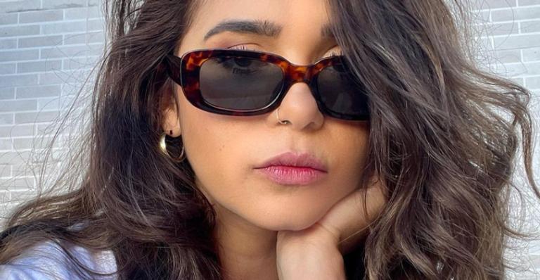 De biquíni preto, ex-BBB Gizelly Bicalho surge deslumbrante tomando banho de mar