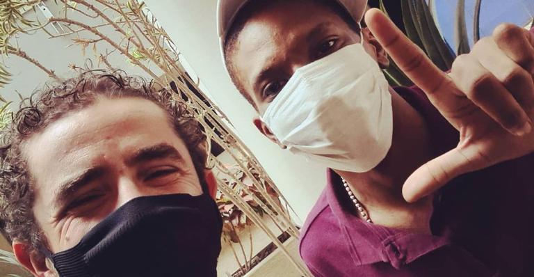 Felipe Andreoli brinca com Lucas Penteado ao encontrar o ex-BBB nos corredores da TV Globo