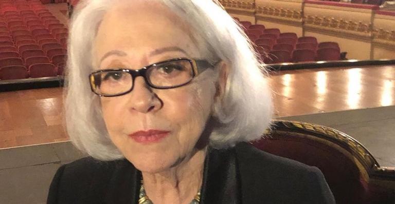 Fernanda Montenegro publica vídeo trabalhando em casa: ”No exercício da profissão”