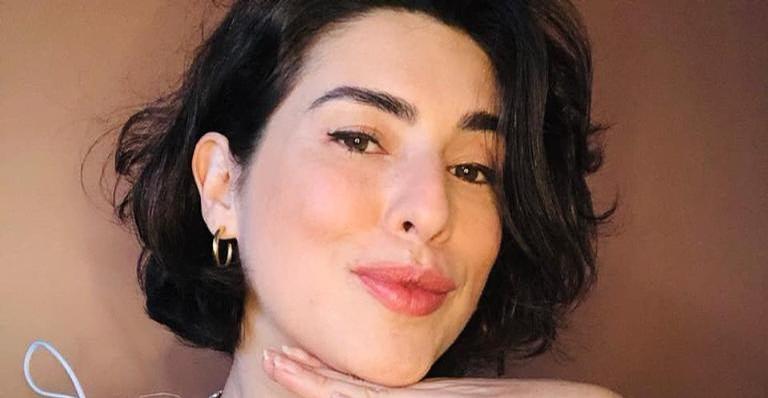 Fernanda Paes Leme surge toda produzida e brinca: ”Ouvindo as fofocas disfarçadamente”