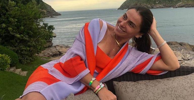 Giovanna Antonelli esbanja lindo sorriso ao posar nos bastidores de gravação