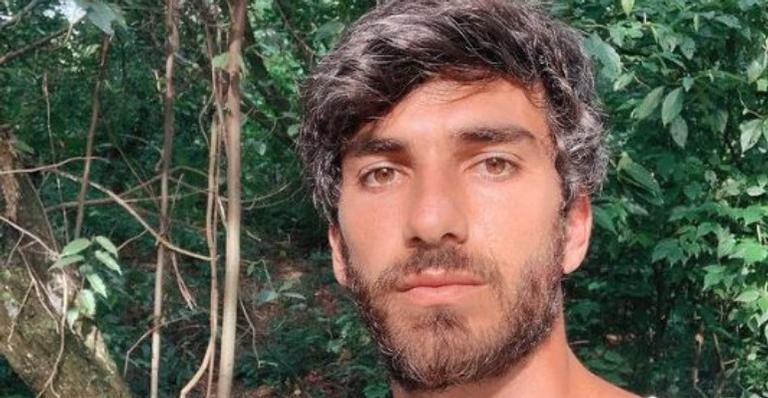 Hugo Moura posa com prancha de surf e brinca: ”Agora tem que ver com a Lumena”