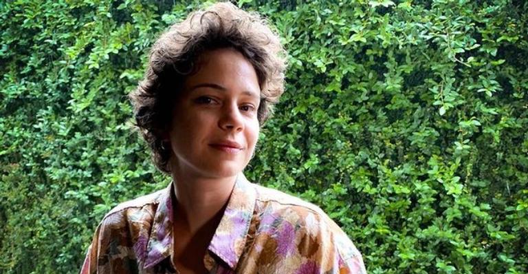 Leandra Leal surge com maquiagem carnavalesca curtindo dia em casa ao lado de seu gato