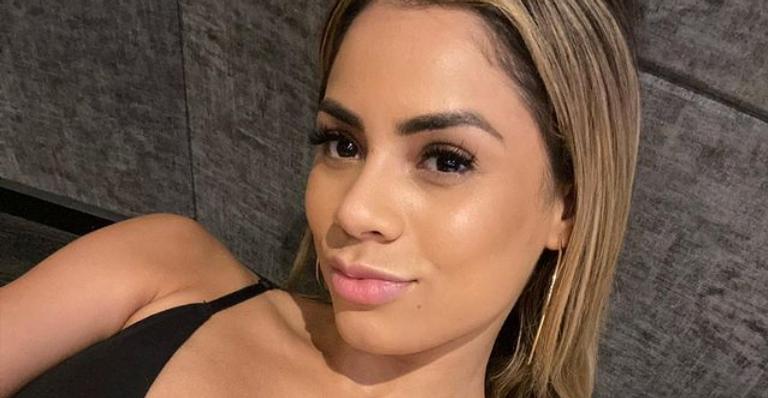 Lexa chama atenção da web ao posar com biquíni neon estiloso: ”Muita perfeição!”
