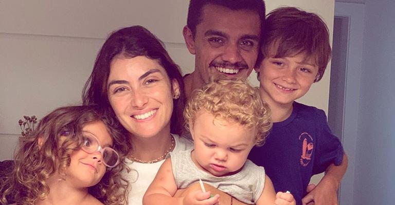 Mãe de três, Mariana Uhlmann reflete sobre a maternidade: ”Às vezes eu surto, da vontade de fugir”