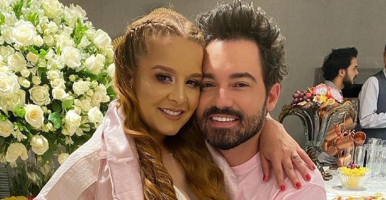 Viajando para as Maldivas, Maiara e Fernando Zor trocam beijão no mar