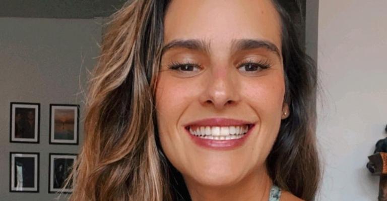 À espera de gêmeas, Marcella Fogaça posta selfie e brinca: ”Acordada por duas passistas”