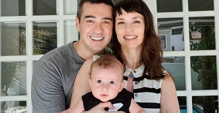 Em clima de Carnaval, Marcos Veras e Rosanne Mulholland celebram seis meses do filho