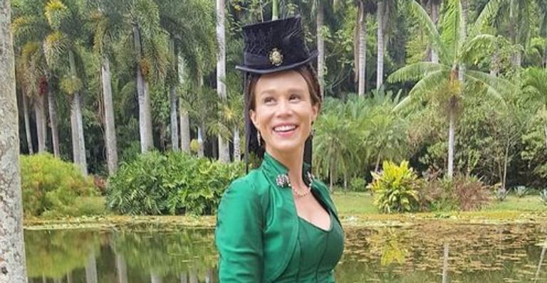 Mariana Ximenes surge em meio a natureza com figurino de sua personagem em ‘Nos Tempos do Imperador’