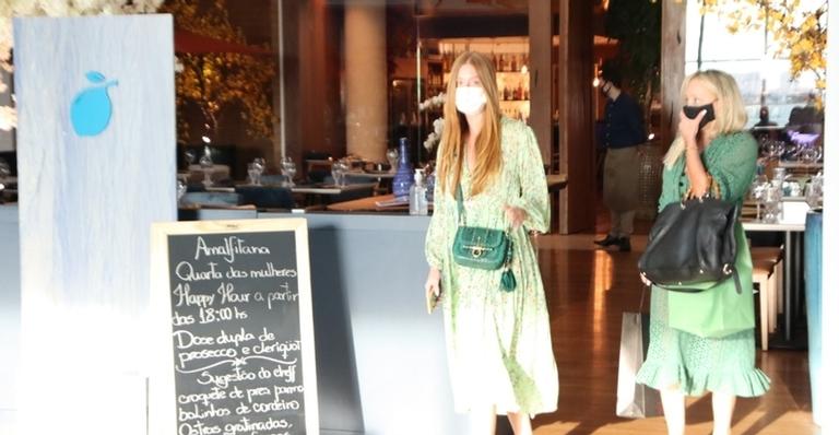 Toda estilosa, Marina Ruy Barbosa é flagrada em shopping com os pais