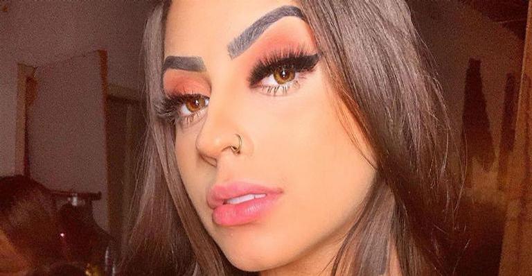 Mirella esbanja sensualidade com maiô super cavado na web