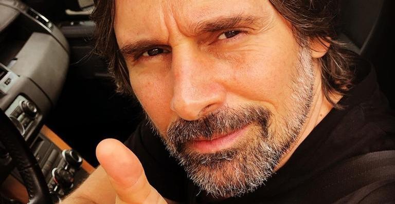 Murilo Rosa surge de sunga na praia e brinca: ”Percebendo o paparazzi e fingindo que não”