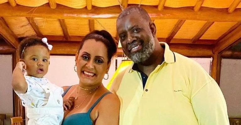 Péricles posa com a esposa e a filha e dispara: ”Minha base”