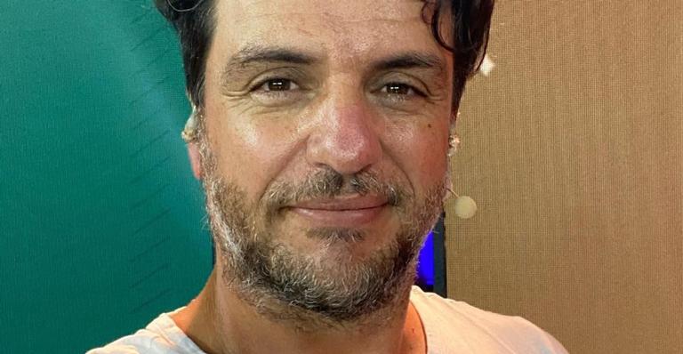Rodrigo Lombardi posa com passarinho resgatado e emociona web: ”A natureza é linda”