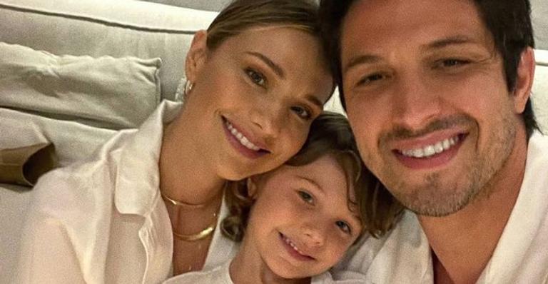 Romulo Estrela se derrete ao posar ao lado do filho e da esposa: ”O meu amor resumido numa foto”