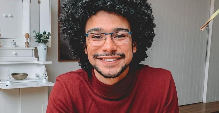 Sérgio Malheiros posa com cachorrinha e encanta web: ”Educar os filhos”