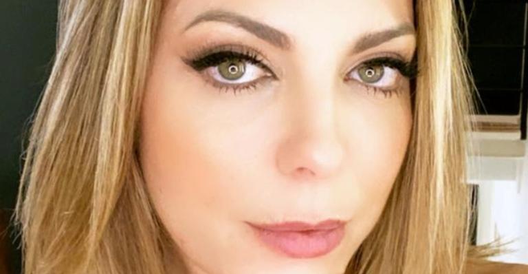 Sheila Mello posa coladinha com sua cachorrinha e encanta seguidores: ”Que lindas”