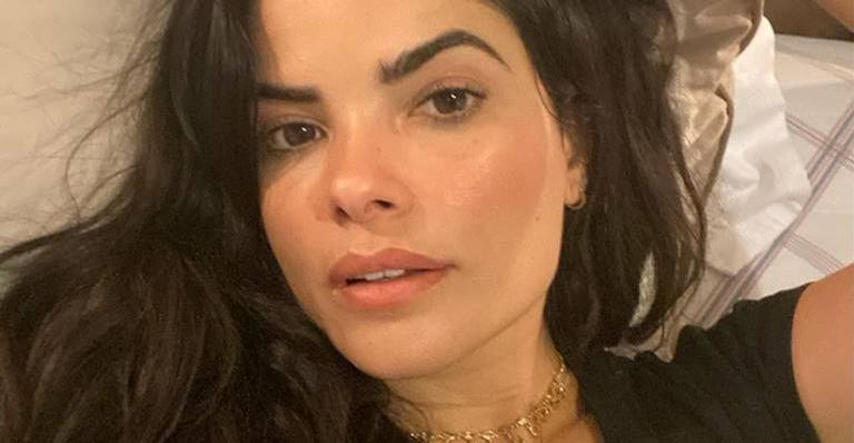 Vanessa Giacomo posa com Giovanna Antonelli nos bastidores da série ‘Filhas de Eva’