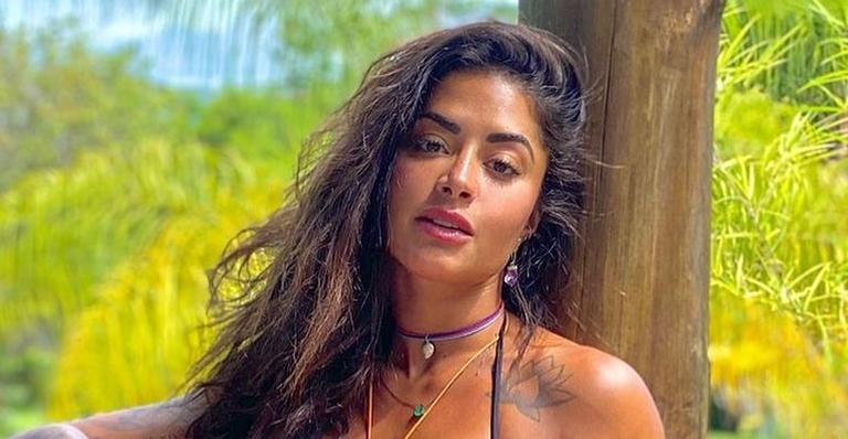 Aline Riscado posa com biquíni fininho em cachoeira e para tudo com corpão sarado: ”Deusa!”