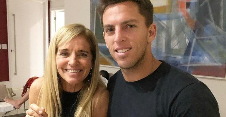 Amaury Nunes comemora aniversário da mãe: ”Quem ganha o presente sou eu”