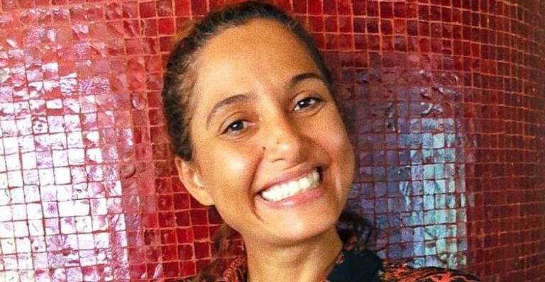 Camila Pitanga surge de peruca colorida em clique antigo e brinca: ”Ativando todas as saudades”