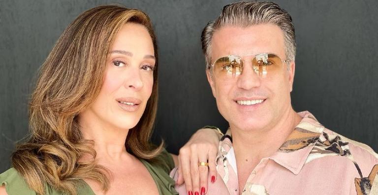 Claudia Raia e Jarbas Homem de Mello posam com looks combinando e conquistam a web: “Lindos!”
