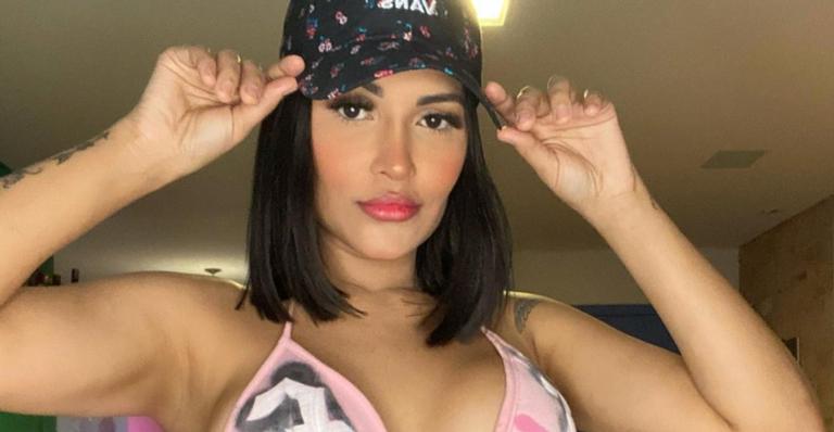 Com biquíni ousado, ex-BBB Flayslane chama atenção em bastidores de gravações com MC Jacaré
