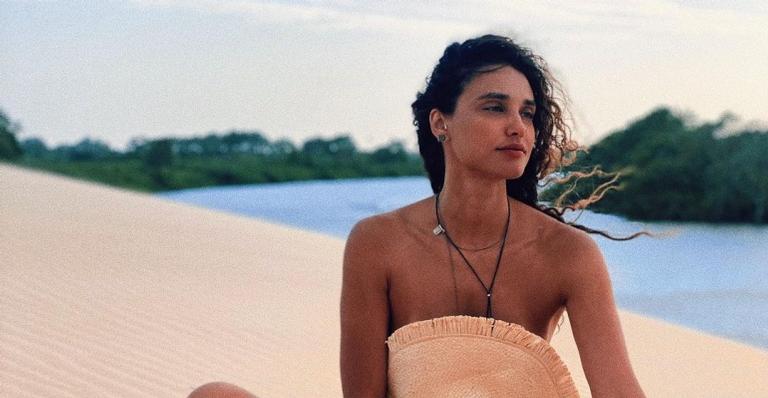 Débora Nascimento posa deslumbrante em cenário paradisíaco: ”Magia”