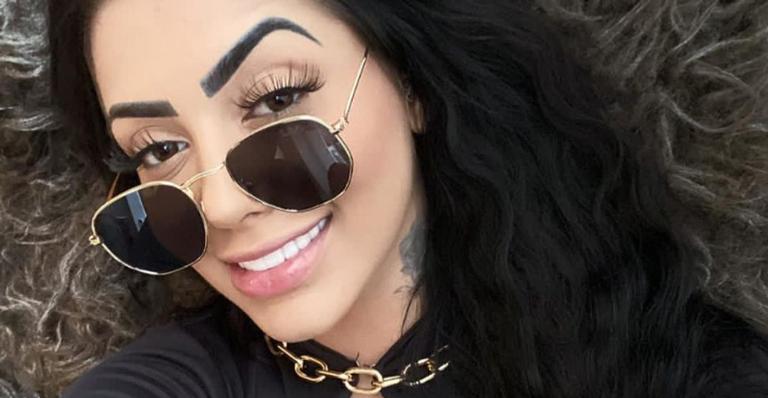 Em Cancun, Mirella empina o bumbum com biquíni preto e dispara: ”Hoje eu quero paz”