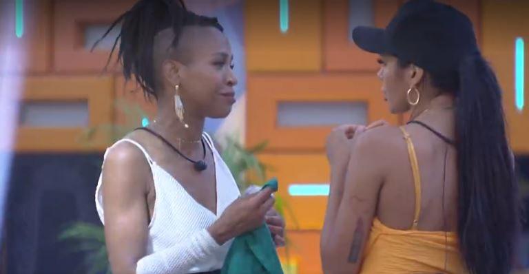 BBB21: Aos prantos, Karol Conká desabafa para Pocah: ”Eu não sou assim”
