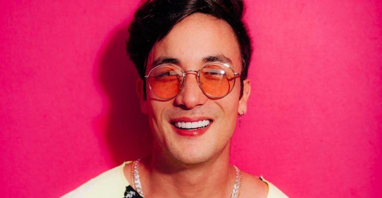 Ex-BBB Daniel Caon encanta web ao posar com mascote: ”Doguinho beijoqueiro”