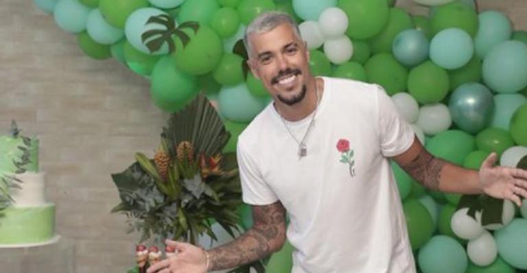 Ex-Fazenda Lipe Ribeiro ganha festa surpresa no Rio de Janeiro