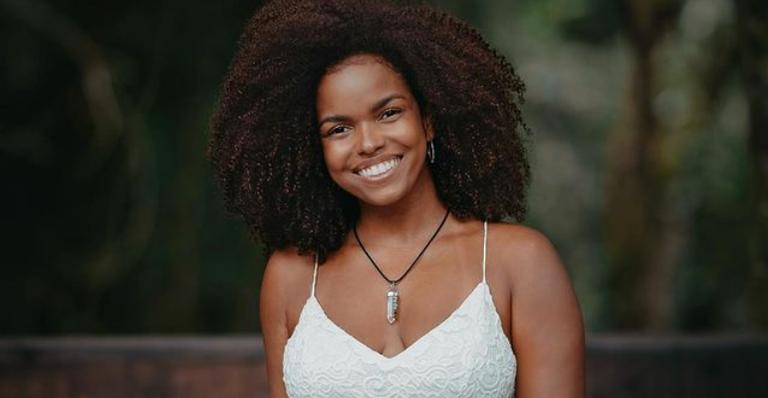 Jeniffer Nascimento encanta ao posar para belíssimo registro: ”Olhe pro céu e agradeça”