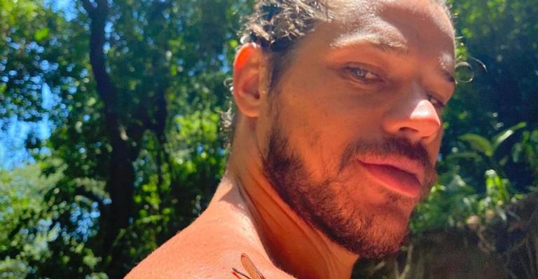 José Loreto dá repaginada no visual e recebe elogios dos seguidores: ”Eita, homem lindo!”