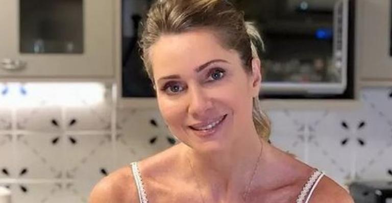 Letícia Spiller encanta ao relembrar visual artístico: ”Bem colorido”