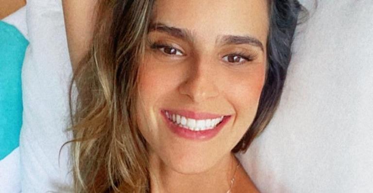 Exibindo o barrigão, Marcella Fogaça posa com seu cachorrinho: ”O amor salva o mundo”