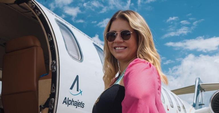 Marília Mendonça posa belíssima com vestido grifado avaliado em R$ 16 mil
