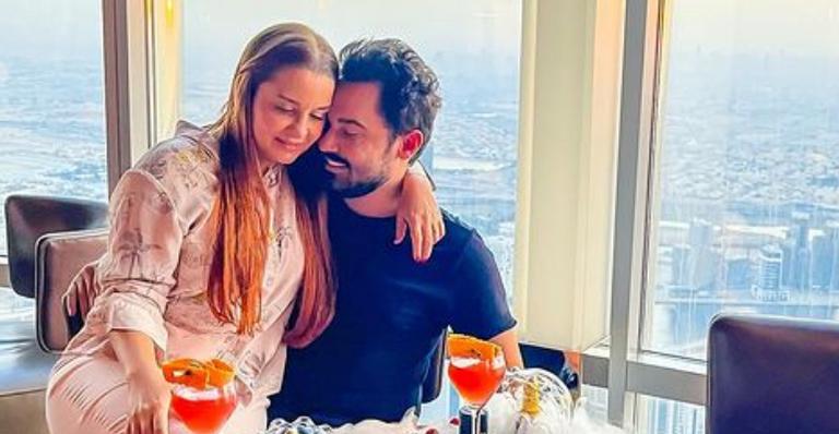 Maiara e Fernando Zor posam para clique inusitado em quarto de hotel luxuoso: ”Meu noivo”