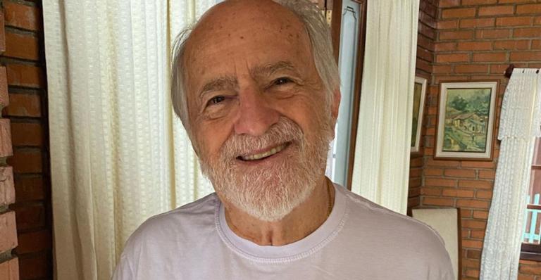 Vacinado, Ary Fontoura exibe boa forma andando de triciclo e web reage: ”Queria essa energia”