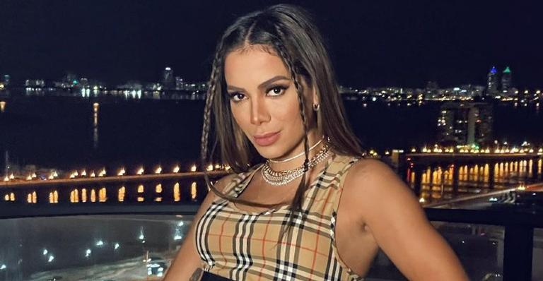 Anitta volta a falar de seu reality em ilha particular e dispara: ”Malas prontas!”