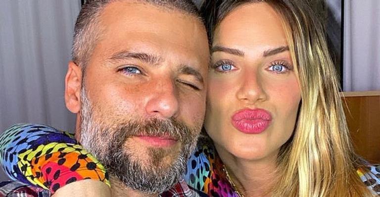 De chapéu, Bruno Gagliasso mostra look do dia: ”A Gio tá falando que sou ridículo”