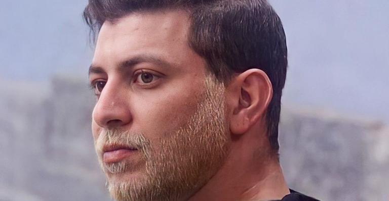 BBB 21: Caio se descuida, mostra demais ao trocar de roupa e web não perdoa: ”Botou pra jogo!”