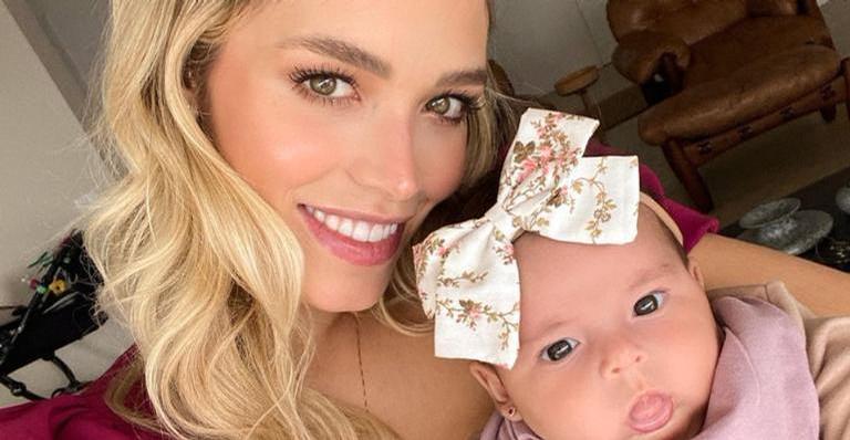 Carol Dias encanta ao posar amamentando a filha, Esther: ”A cena que eu mais amo”