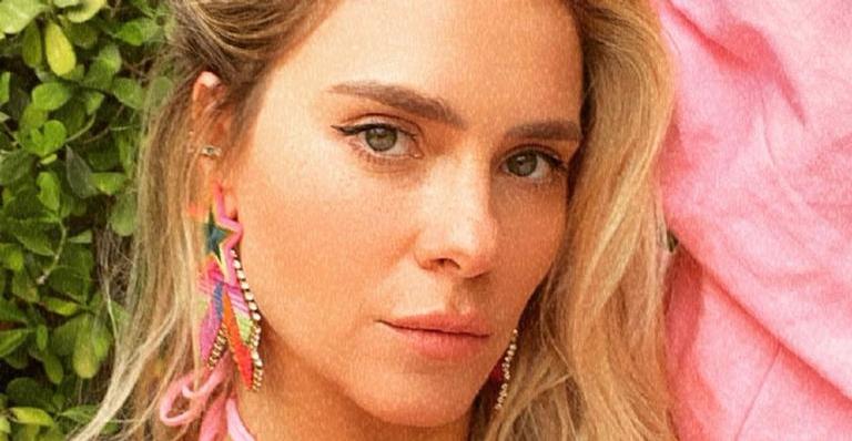 Carolina Dieckmann posa de biquíni rosa e arranca muitos suspiros