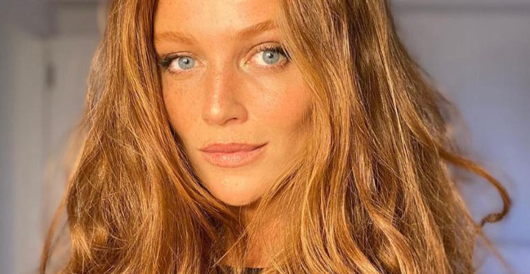 Cíntia Dicker posa deslumbrante só de biquíni na praia e recebe elogios da web: ”Muita beleza”