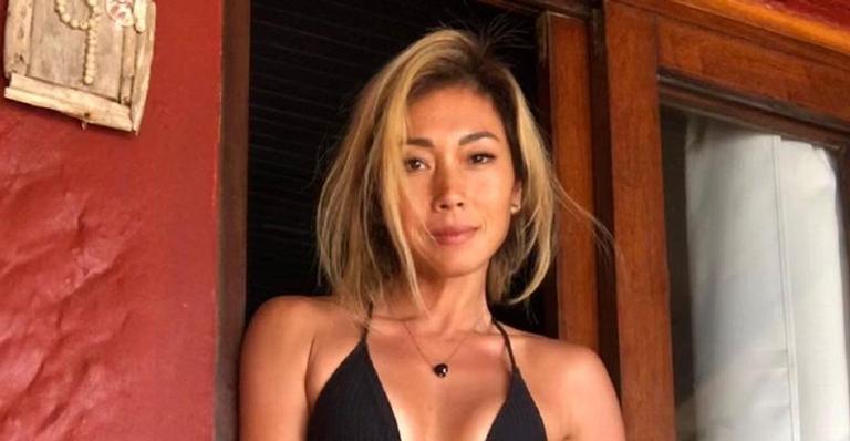 Dani Suzuki posa de ponta cabeça na praia e impressiona a web