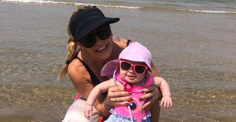 Dany Bananina se declara para filha com cliques fofíssimos: ”Amor que me alimenta e fortalece”